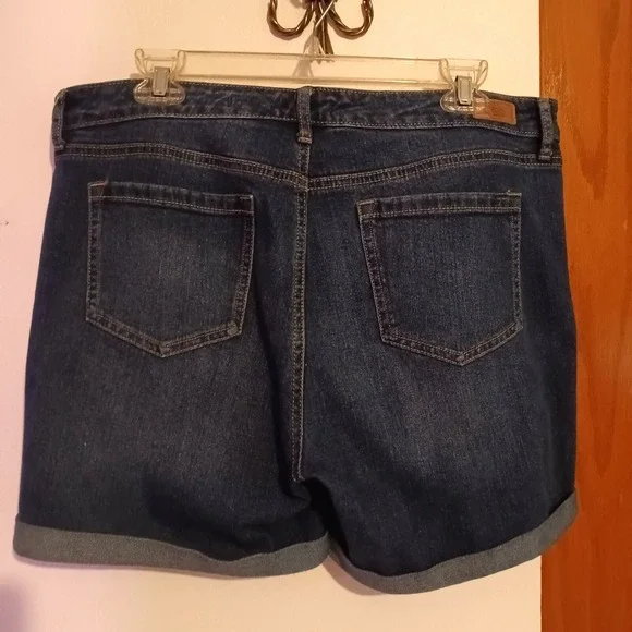 Sofia Vergara Women's Gabriella Mid Rise Denim Roll Cuff Shorts - Size 12 - Picture 2 of 5